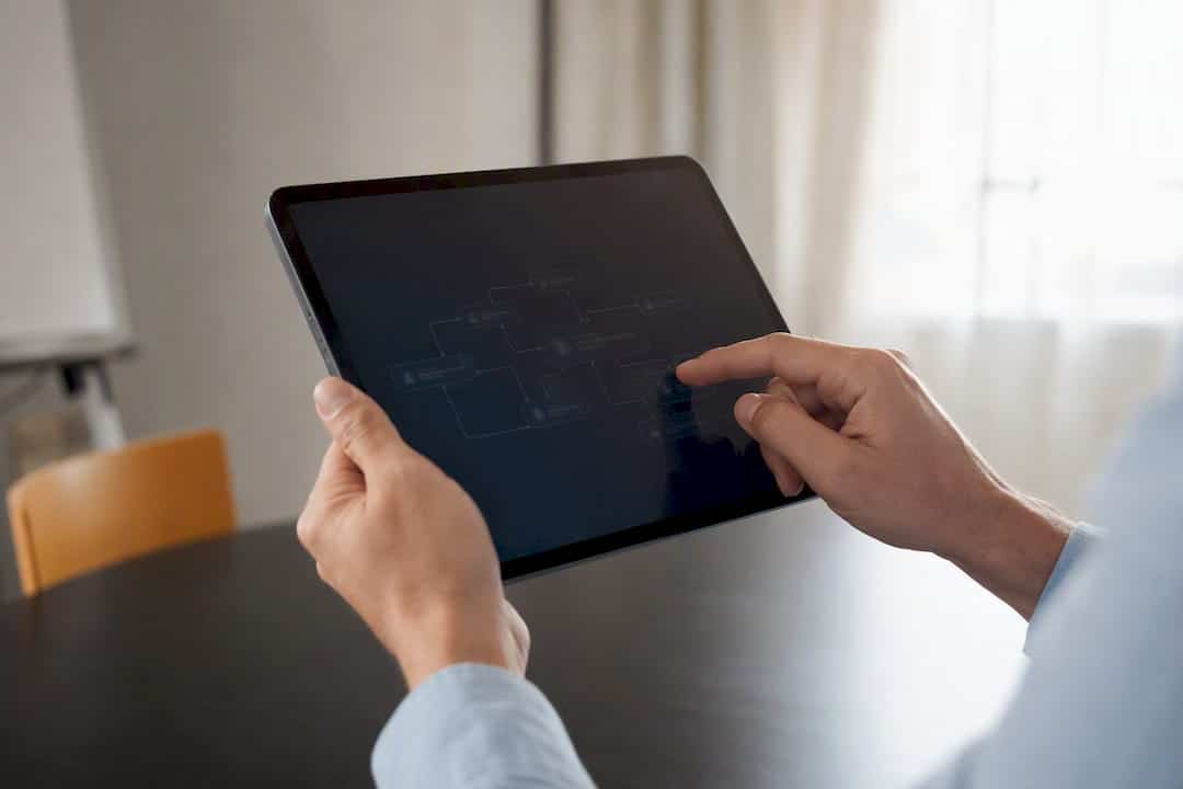 Mains exportant la traçabilité des données sur une tablette