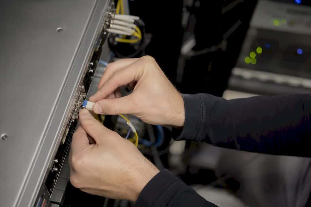 Mains connectant un câble de données en fibre optique