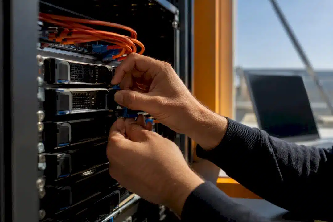 Mains connectant du matériel de données dans une baie informatique