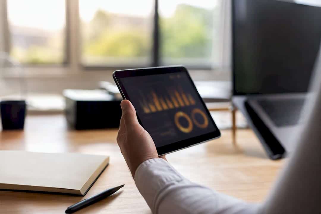 Espace de travail équipé d'une tablette et d'un système de contrôle des données BI