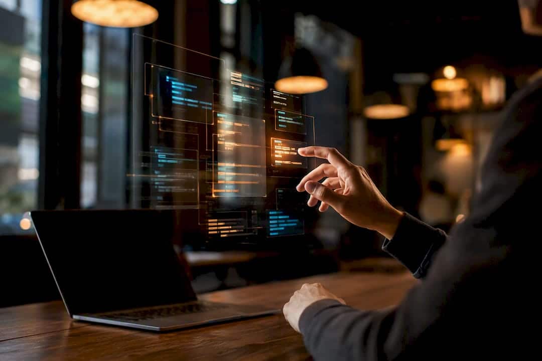 Main codant avec l’aide d’un éditeur virtuel