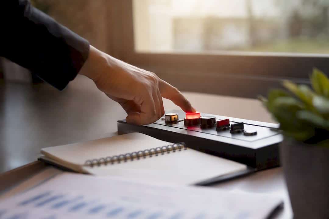 Main déclenchant une alerte pour la gestion de trésorerie